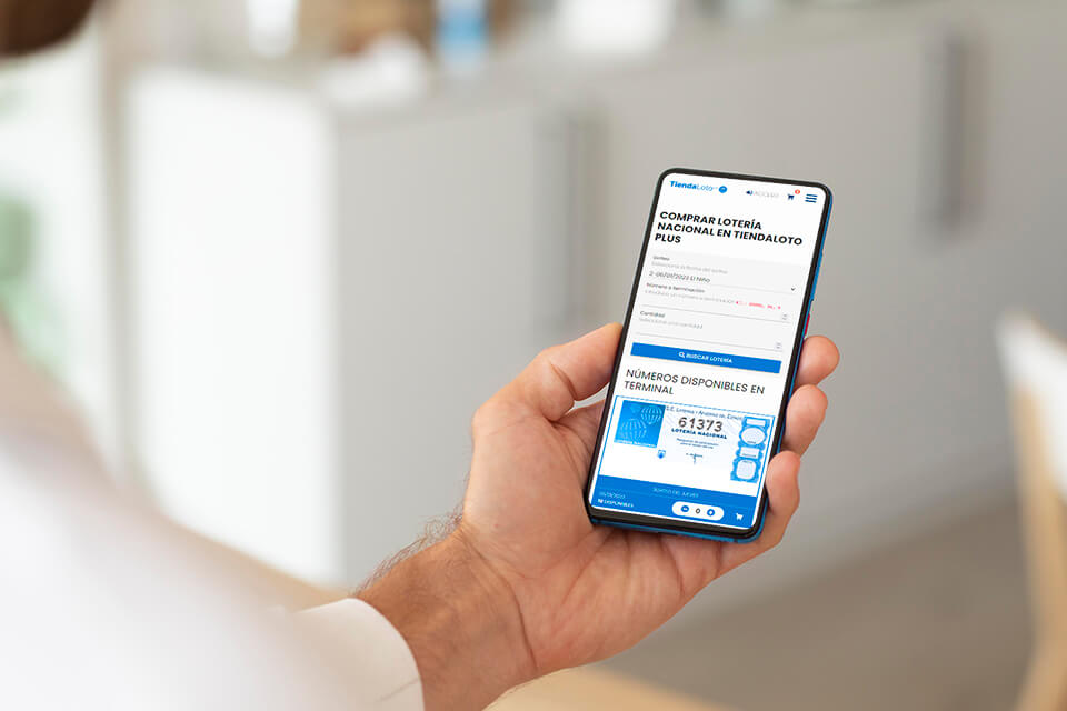 Hombre usando su teléfono móvil para comprar Lotería Nacional en TiendaLoto Plus